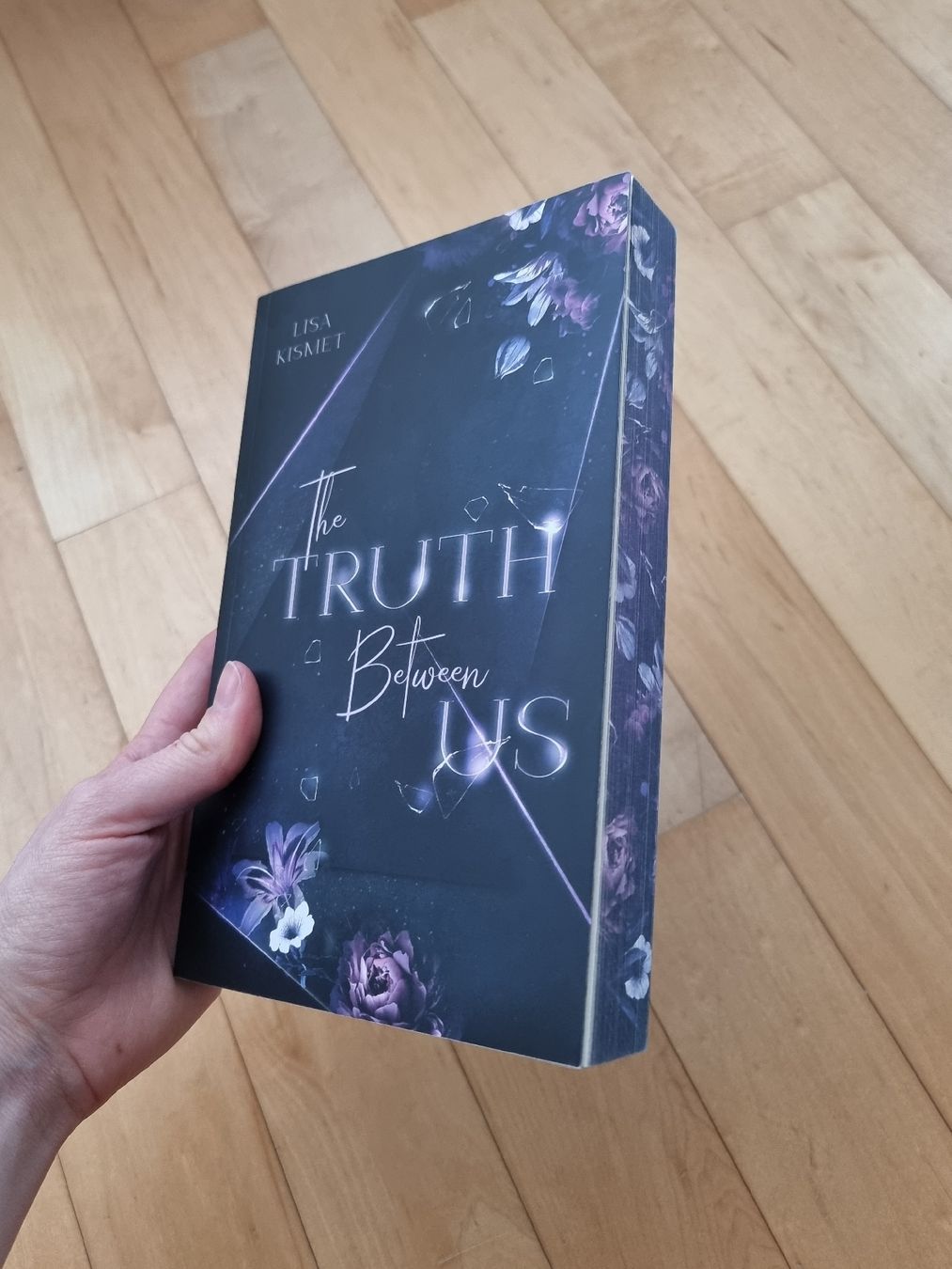 Bücher: The Truth Between Us - Lisa Kismet mit Farbschnitt – Gebraucht aus Mumpf von Julanna