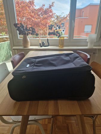 Rollkoffer schwarz mit Reissverschluss akzeptabler Zustand