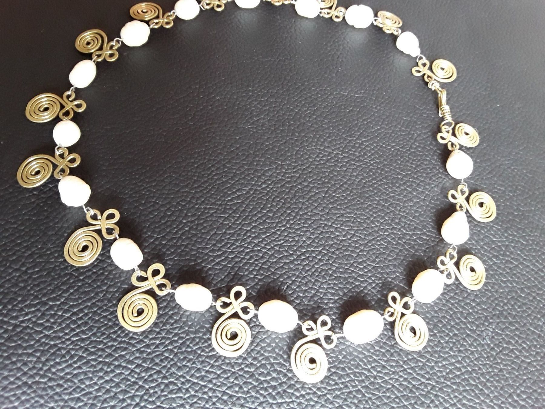 Catenine: Schickes Perlen/Messing Collier Handarbeit – Usato da Zürich venduto da sanwit 1