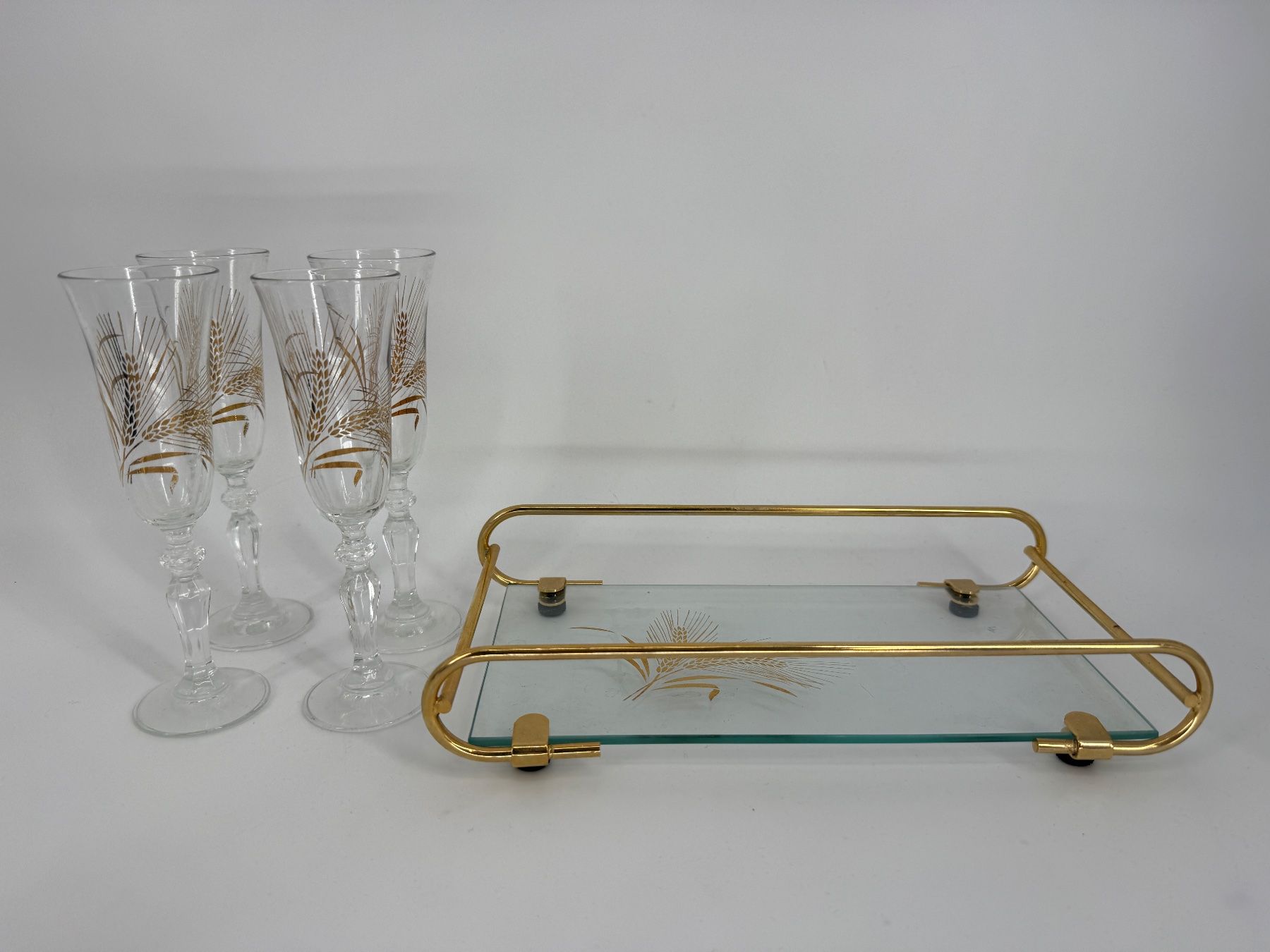 Verres: 4 Gläser und 1 Tablett Glas Gold Weizenähre – D'occasion à Auenstein par moin.