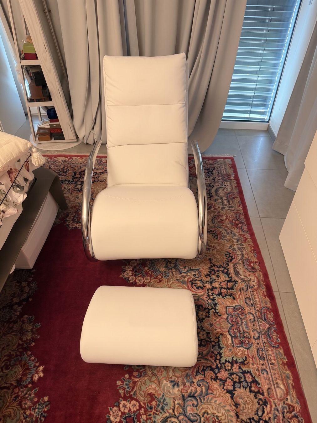 Poltrone: Schaukelsessel weiss Kunstleder + Hocker, Chromgestell – Usato da Kilchberg venduto da cov_6s9n