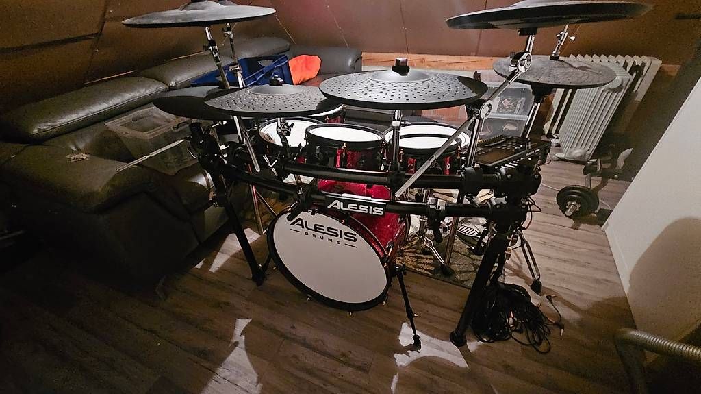 Musikinstrumente: Alesis Strike Pro Special Edition  – Gebraucht aus Safenwil von Hilfikert
