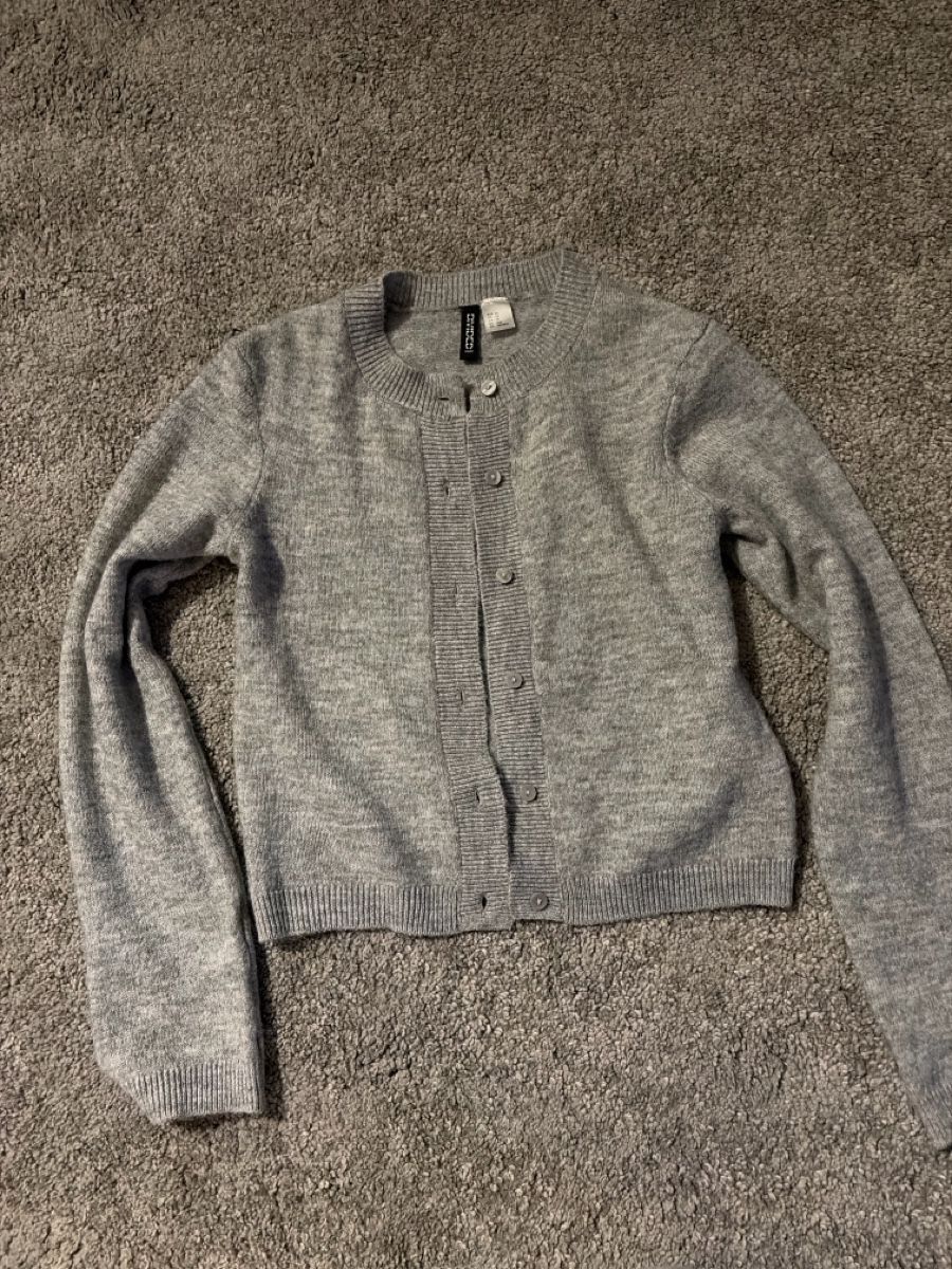 H&M Maglioni & Felpe: Grauer Cardigan – Nuovo (secondo la descrizione) da Münchenstein venduto da ArleneLM