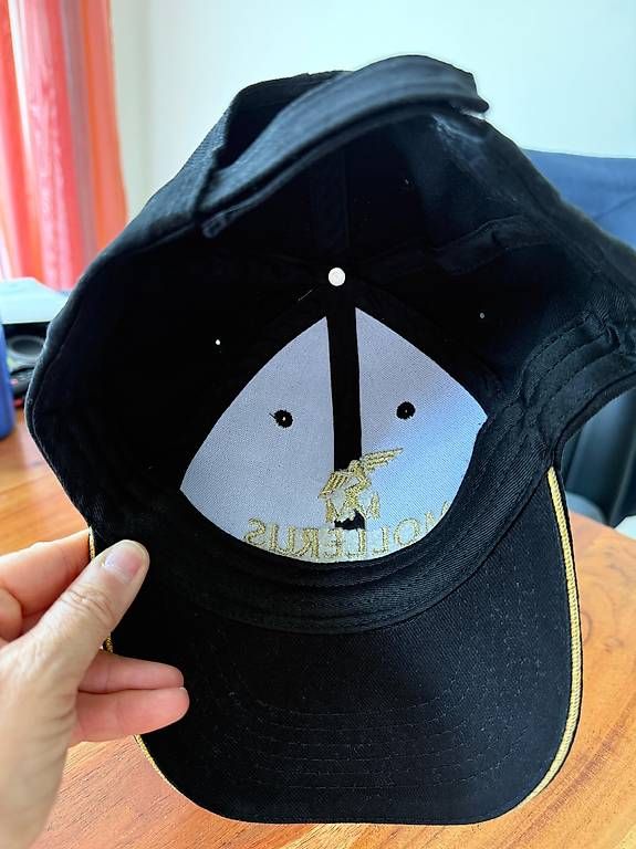 Maison Mollerus Copricapi, berretti & cappellini: Maison Mollerus Baseball Cap Black, Gold – Nuovo (secondo la descrizione) da Arbon venduto da fki_grd6 2