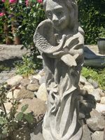 Steinfigur Putto mit Fisch in den Armen, schöner Garten Deko