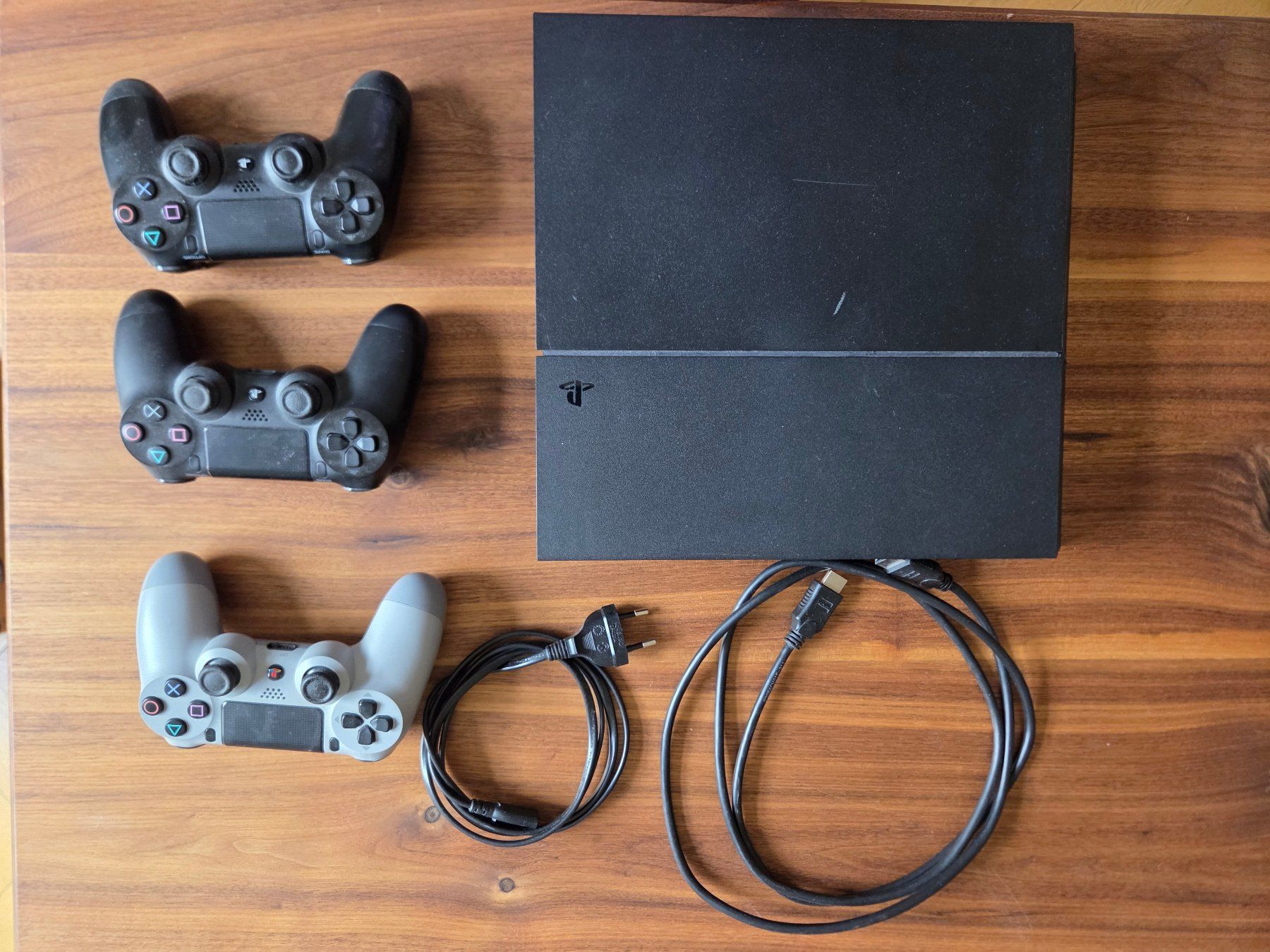 Sony Konsolen: PS4 mit drei Controllern – Gebraucht aus Basel von schwoob