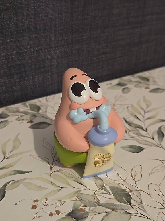Pop Mart Figuren: Patrick Pop mart – Gebraucht aus Lausanne von Drenushaduklini