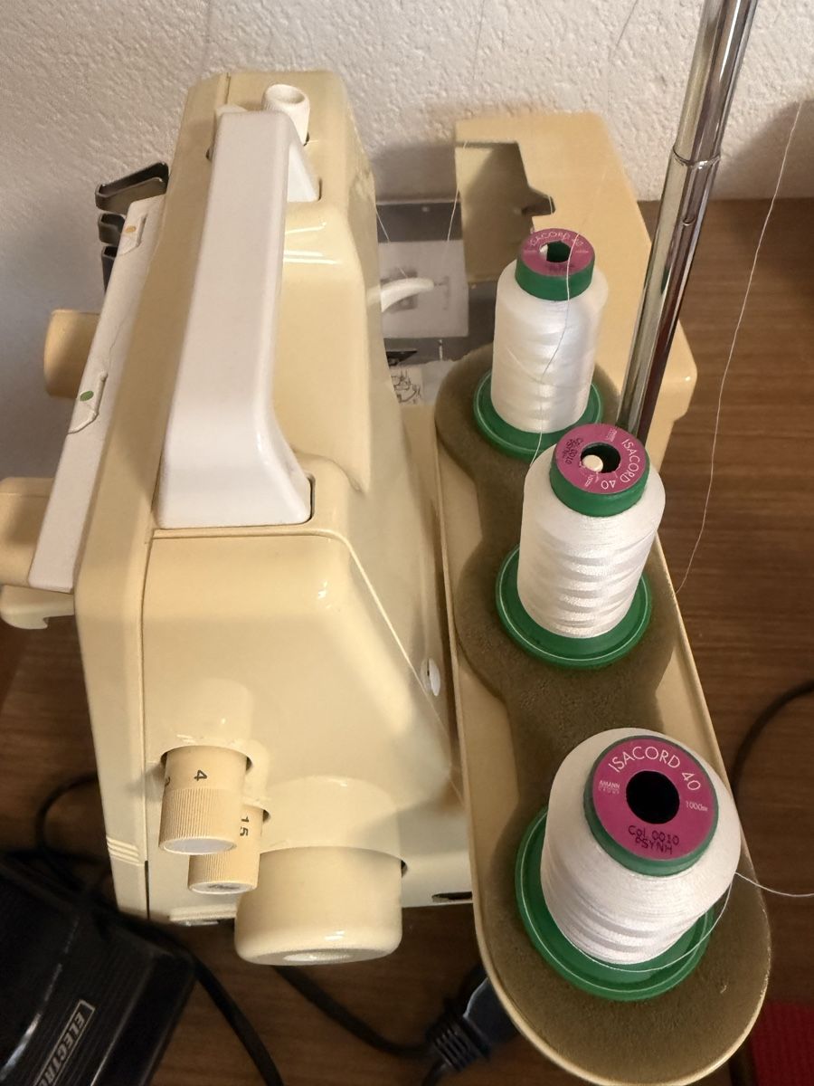 Bernina Macchine da cucire: Bernina Cover Nähmaschiene – Usato da Lengnau BE venduto da noyanomy 1