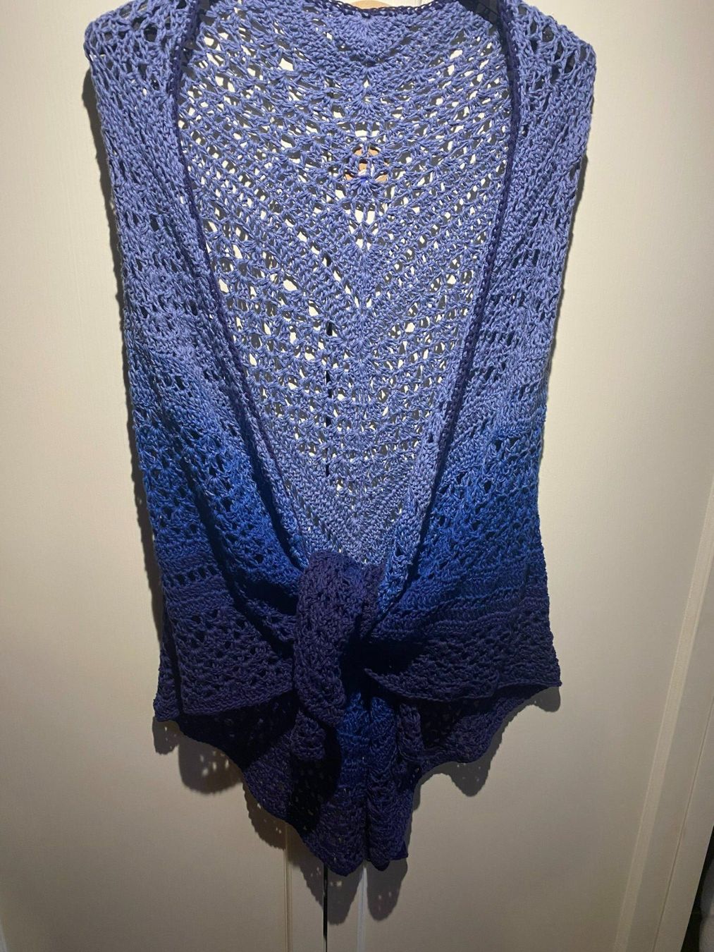 Foulard & Sciarpe: DREIECKSTUCH HANDGESTRICKT BLAU – Nuovo e nell'imballaggio originale da Meienried venduto da ManuelaBoutique 4
