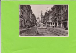 Bern-Kramgasse-belebt-Oldtimer