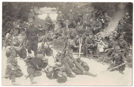 Soldaten bei Marschpause, um 1910, Ort unbekannt