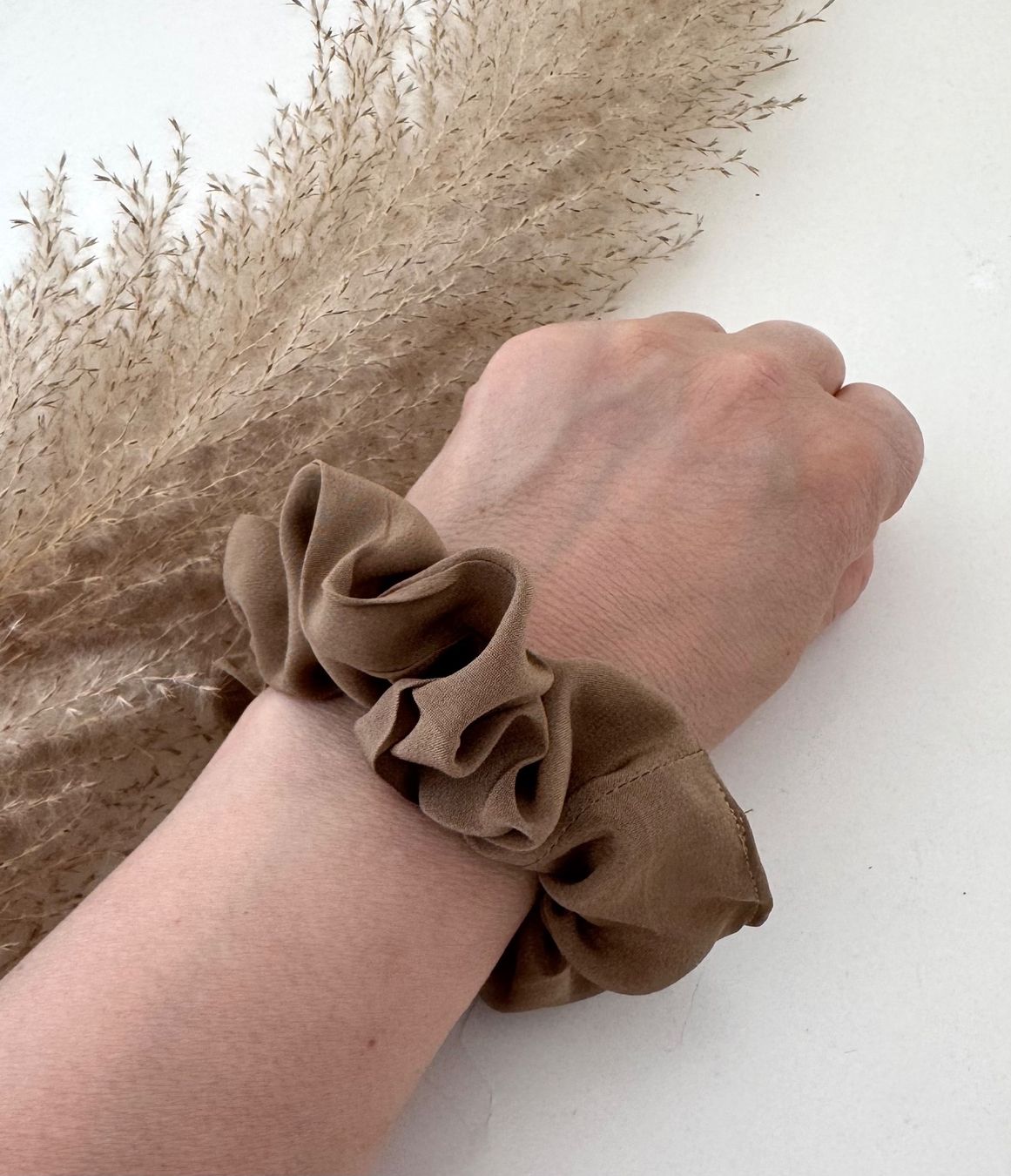 Accessori per capelli: Haargummi 100% Seide, handmade Scrunchie Hellbraun Neu – Nuovo (secondo la descrizione) da Goldach venduto da byBigo 1