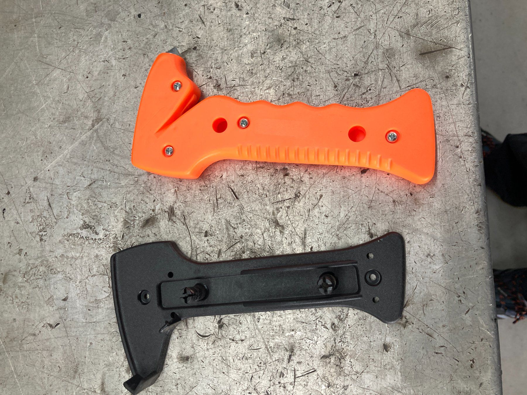 Accessori per altri veicoli: Pannenhilfe Notfallhammer mit Halterung fürs Auto – Usato da Cham venduto da WB2223 2