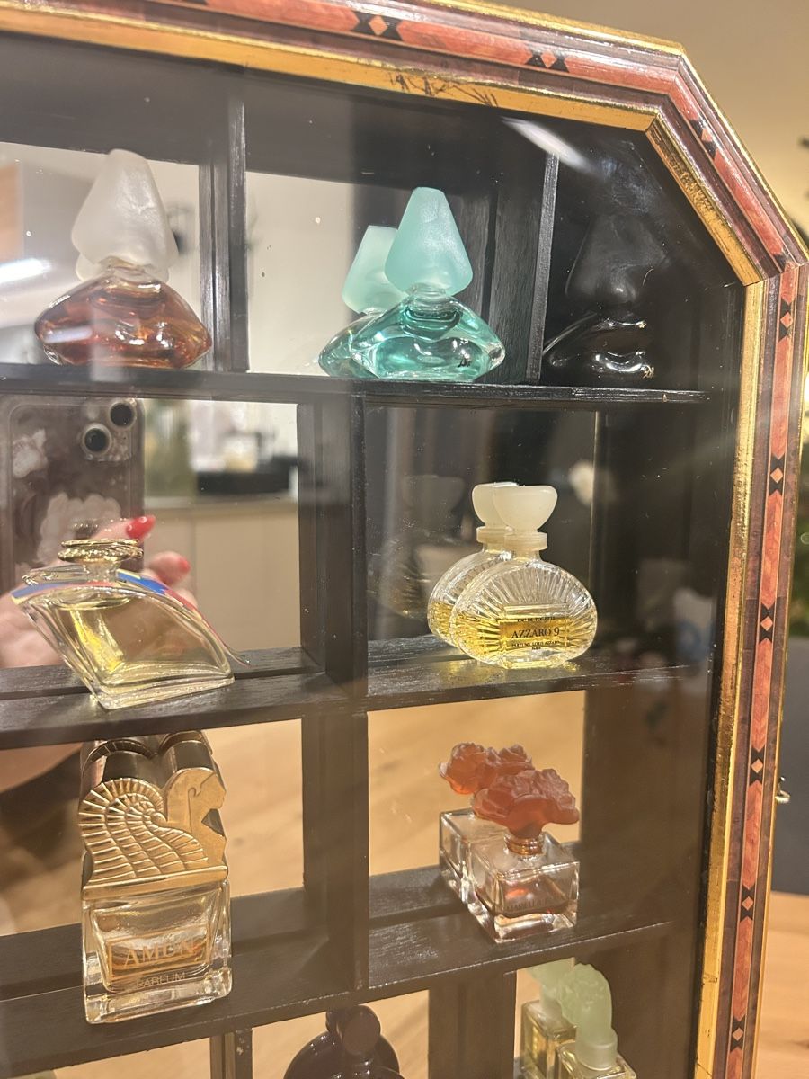 Flaconi: Sammlervitrine mit edlen Miniatur Parfümflacons. Top! – Usato da Rothrist venduto da Nadjane 1