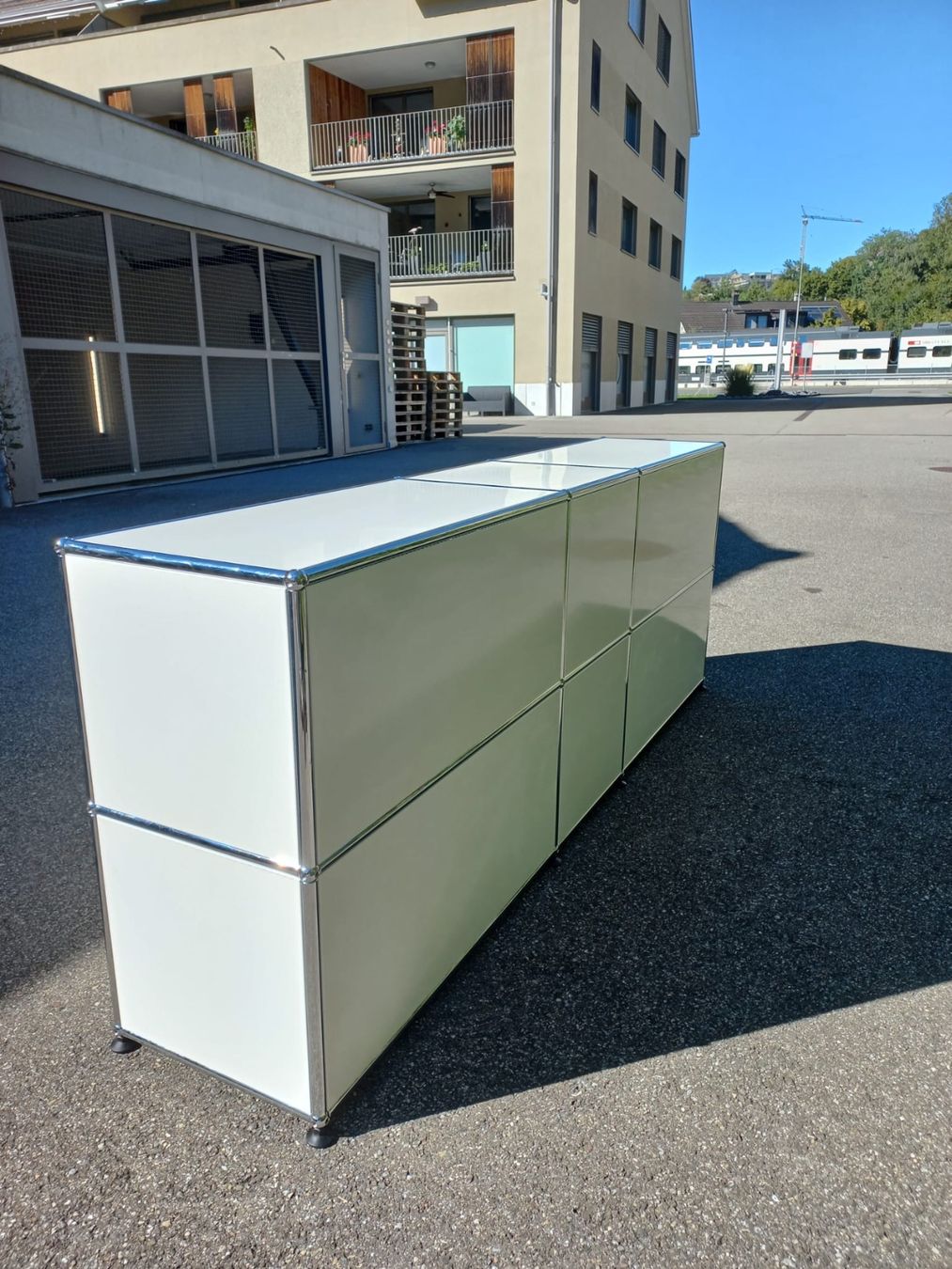USM Scaffali: USM Haller Sideboard 3 / 2 in Reinweiss – Usato da Rikon im Tösstal venduto da Design4Life 1
