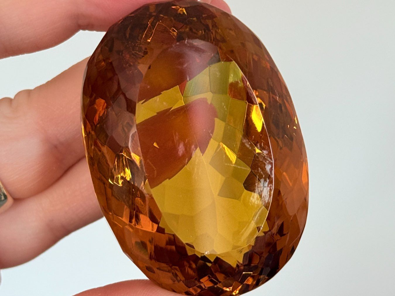 Minerali & Pietre curative: 461.45 Ct Certified Oval Cut Loose Gem – Nuovo e nell'imballaggio originale da Genève venduto da AWWA