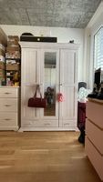 Armoire en bois massif avec miroir intégré - Parfait!