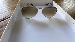 Occhiali da sole Ray-Ban Aviator oro con lenti sfumate