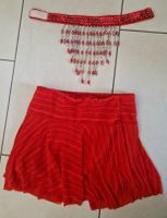 Roter Minijupe und Halsband / Gogo-Outfit