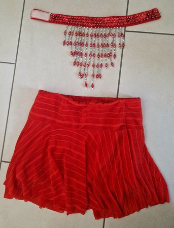 Roter Minijupe und Halsband / Gogo-Outfit