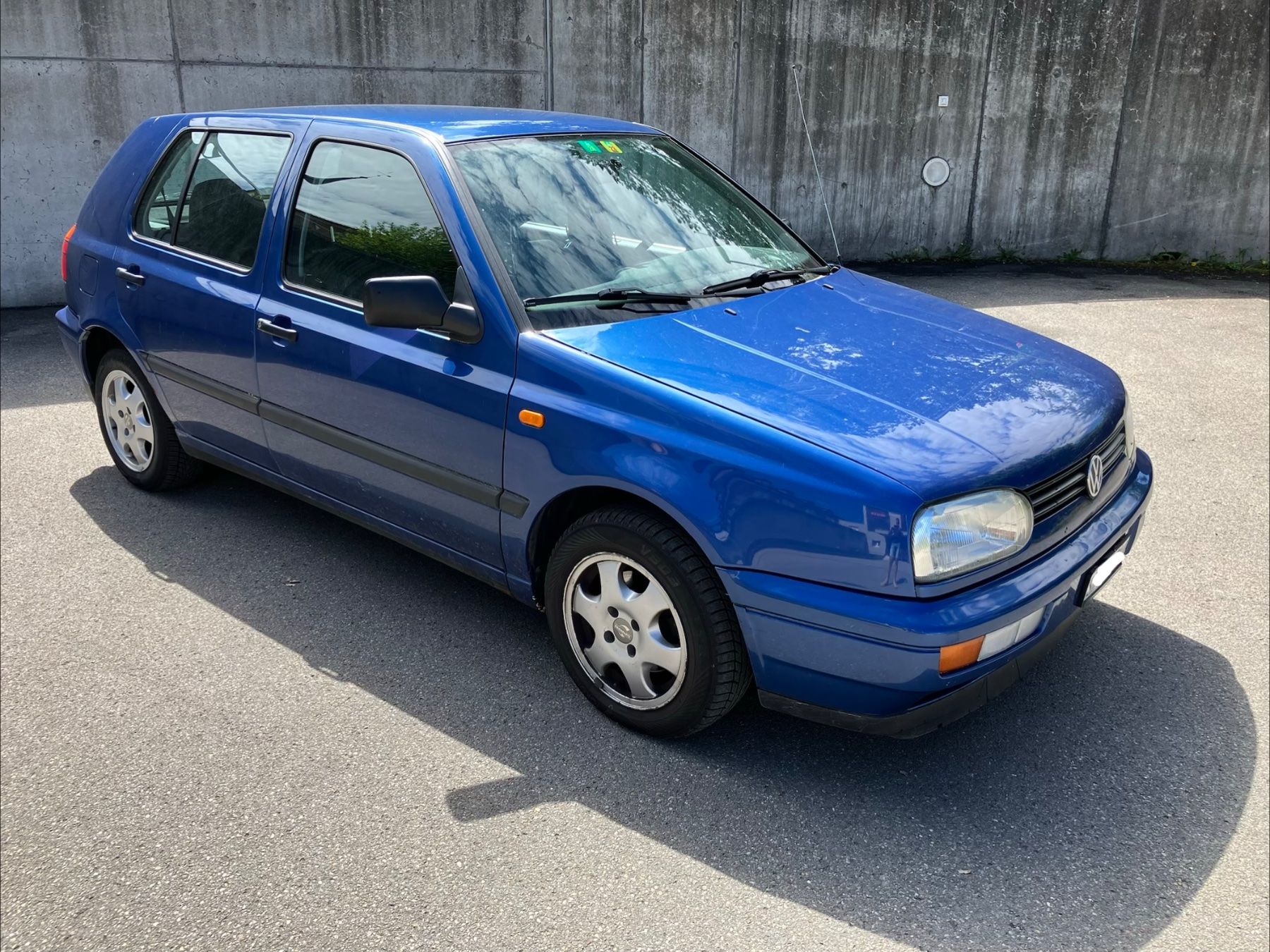 VW Autos: VW Golf 3 1.8 Automat, blau, technisch tiptop – D'occasion à Ebnat-Kappel par nadine1994 1