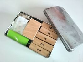 Cevi Notpäcklischachtel, mit Inhalt