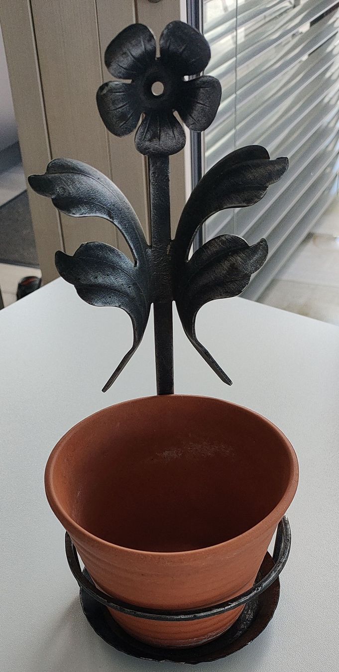 Eisenwaren: Blumenhalter zum aufhängen Metall mit Topf - Vintage Design – Gebraucht aus Gipf-Oberfrick von minini