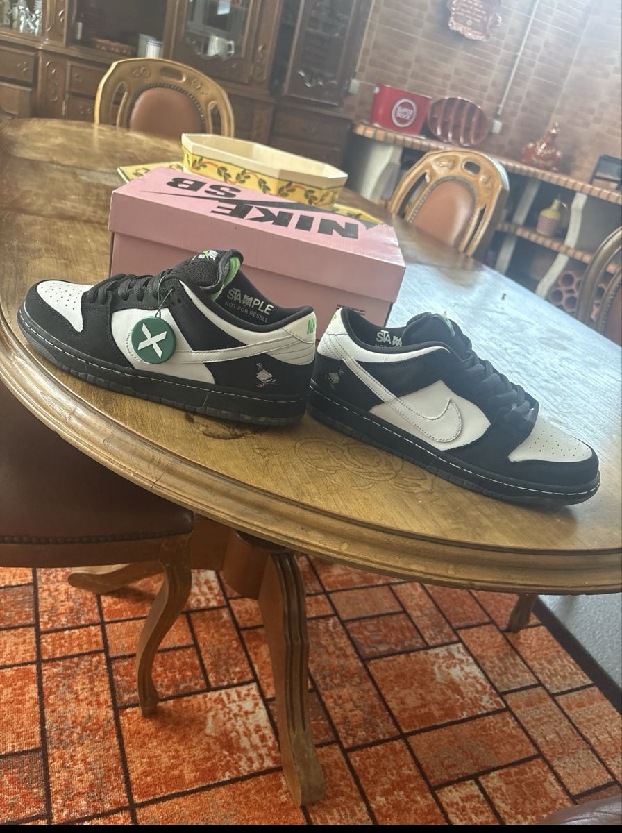 Nike Herrenschuhe: Nike Panda Pigeon – Neu und originalverpackt aus Disentis/Mustér von bin_9g95