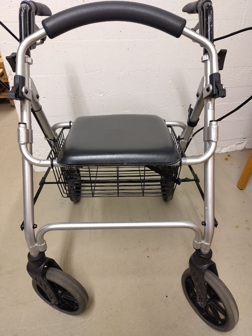Ausili per la deambulazione: Rollator Dietz mit Sitz und Korb – Usato da Schaffhausen venduto da chr_2rw5 3