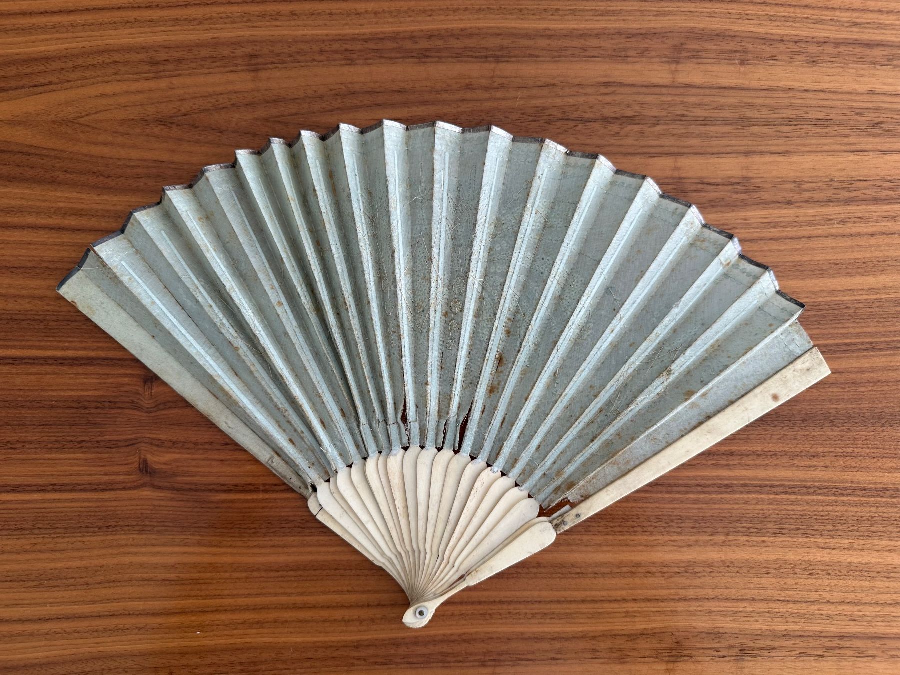 Tutte le decorazioni: Antiker Fächer mit Pailletten & passendem Etui – Usato da Basel venduto da Pulcinella34 1