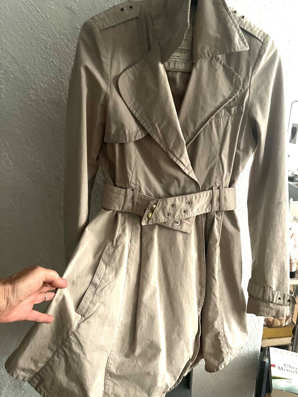 Guess Cappotti: Damen Trenchcoat Guess beige Grösse S – Usato da Bern venduto da kaeffy