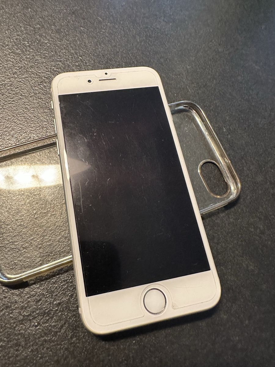 Apple Portables: Apple iPhone 6, 64 GB, Silber, mit Hülle – D'occasion à Dübendorf par ric_jtz2