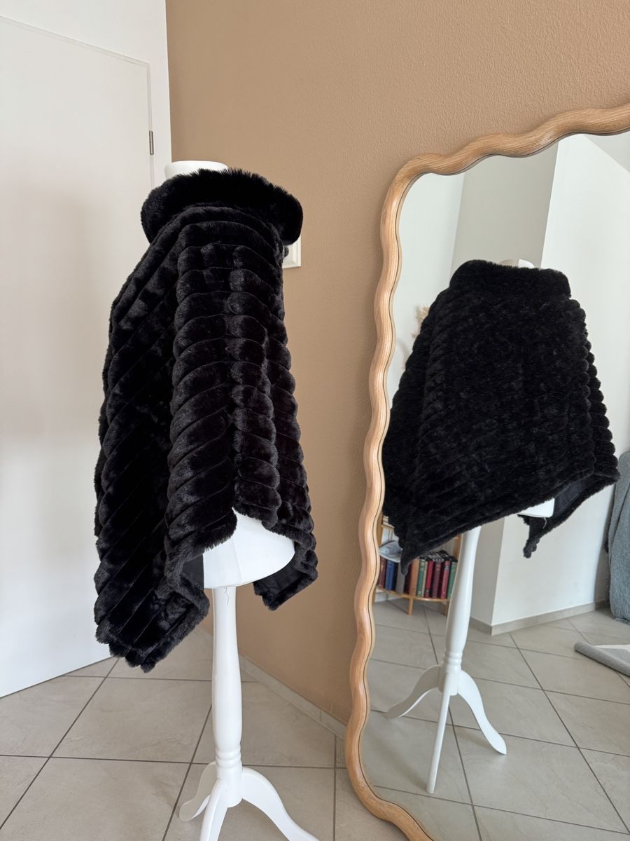 Altro in Moda donna: Wunderschönes, warmes Winter-Cape mit Kapuze, Schwarz – Nuovo (secondo la descrizione) da Muttenz venduto da einfach-schoen 1