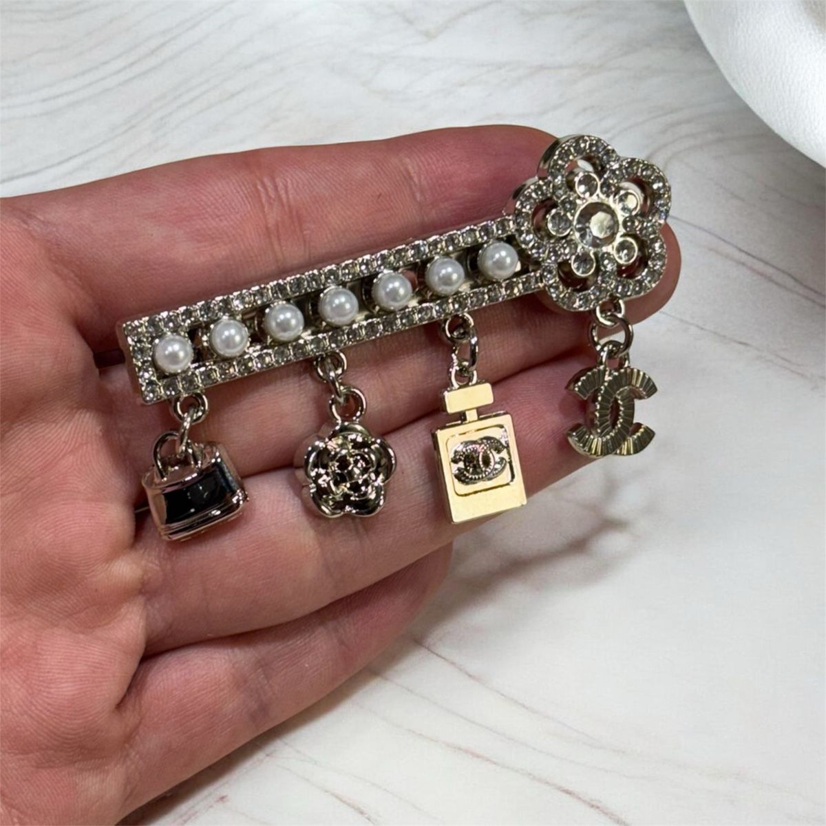 Chanel Spille & Fermagli: Broche – Nuovo (secondo la descrizione) da Châtel-St-Denis venduto da Montclair_Swiss