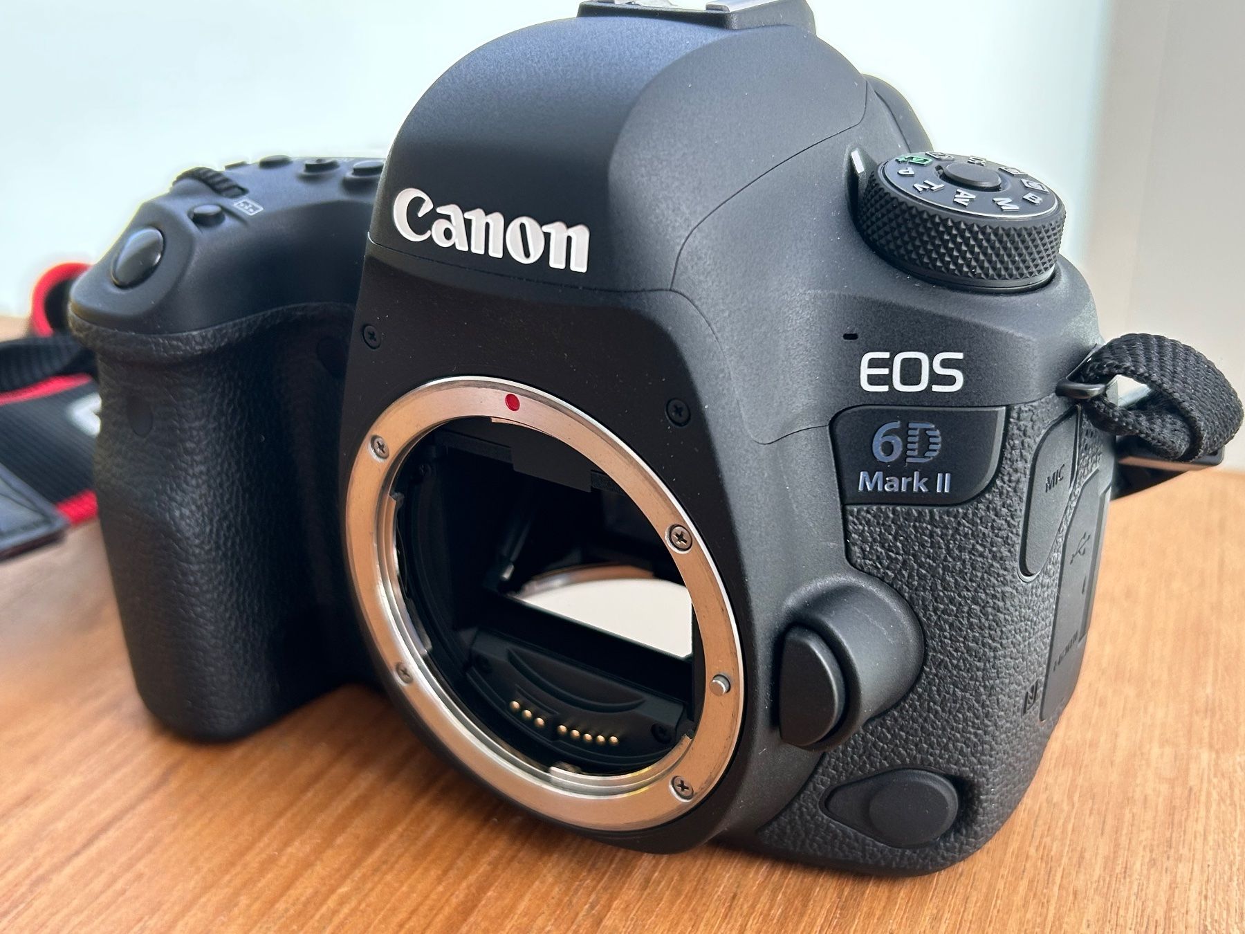 Canon Kamera: Canon EOS 6D Mark II 2 Body Vollformat inkl. 2 Akku – Gebraucht aus Zürich von  2