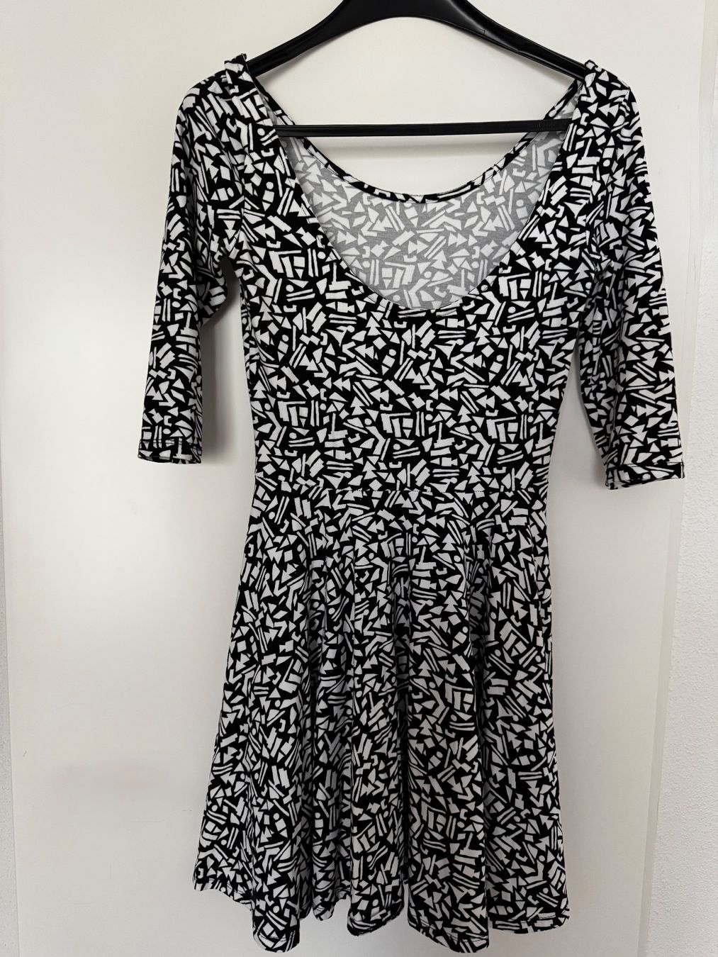 Kleider: KLEID SCHWARZ WEISS - GRÖSSE M – Gebraucht aus Honau von sainj 1