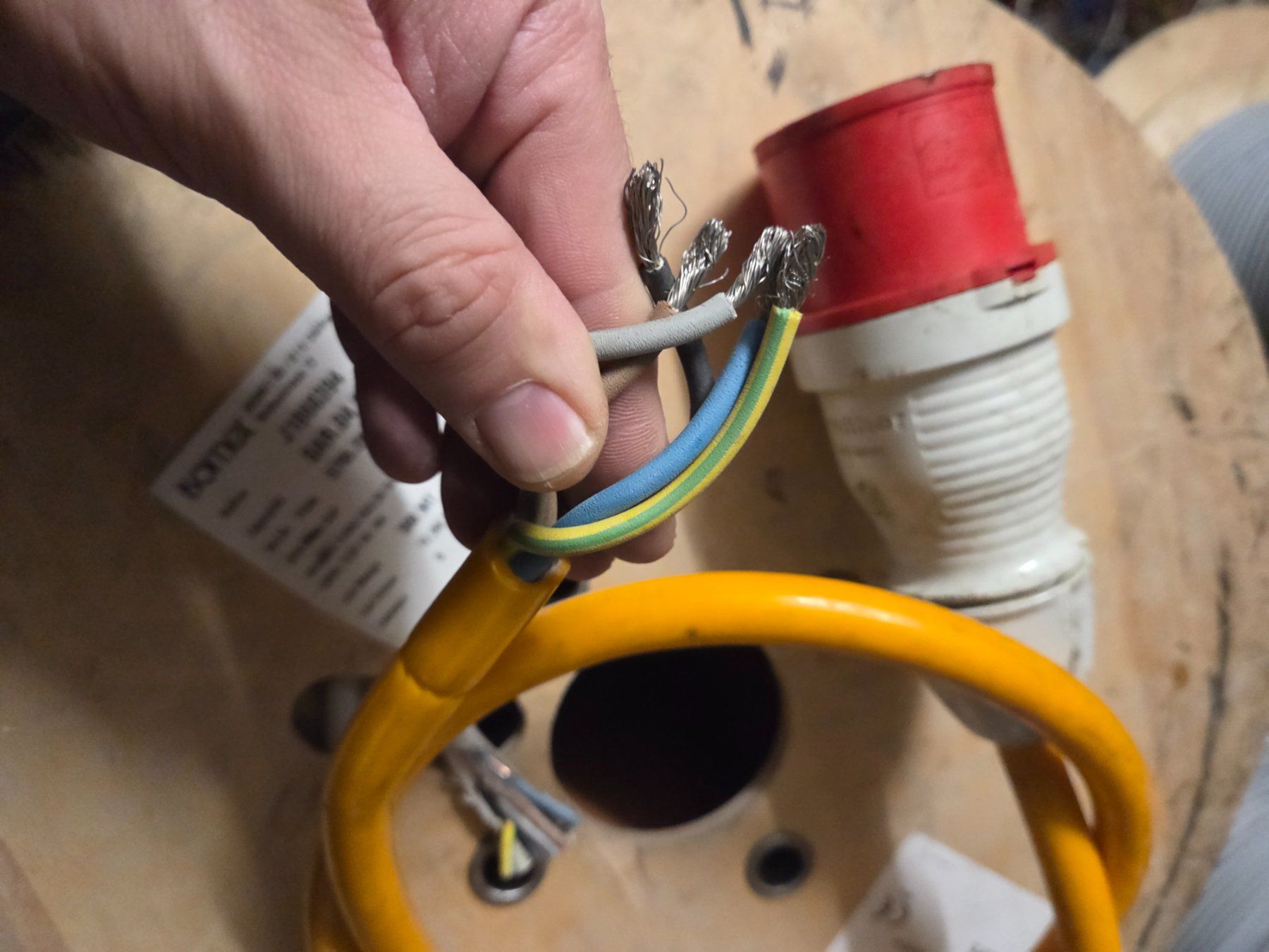 Cavi: Netzkabel CEE 32a 1.3m  Anschlusskabel 400V Stromkabel – Usato da Zürich venduto da Alibaba1234 5