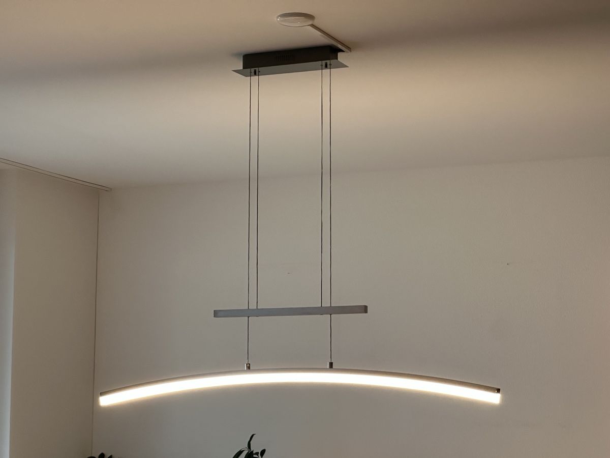 Lustres & lampes de plafonds: Moderne LED Pendellampe gebogen dimmbar – D'occasion à Sissach par MaPug