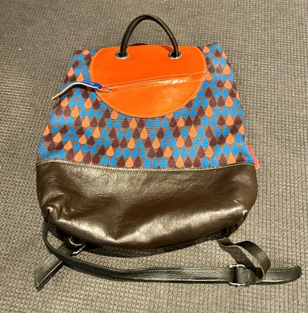 Trendiger Rucksack Handtasche 2-in-1 Leder Sommer Look