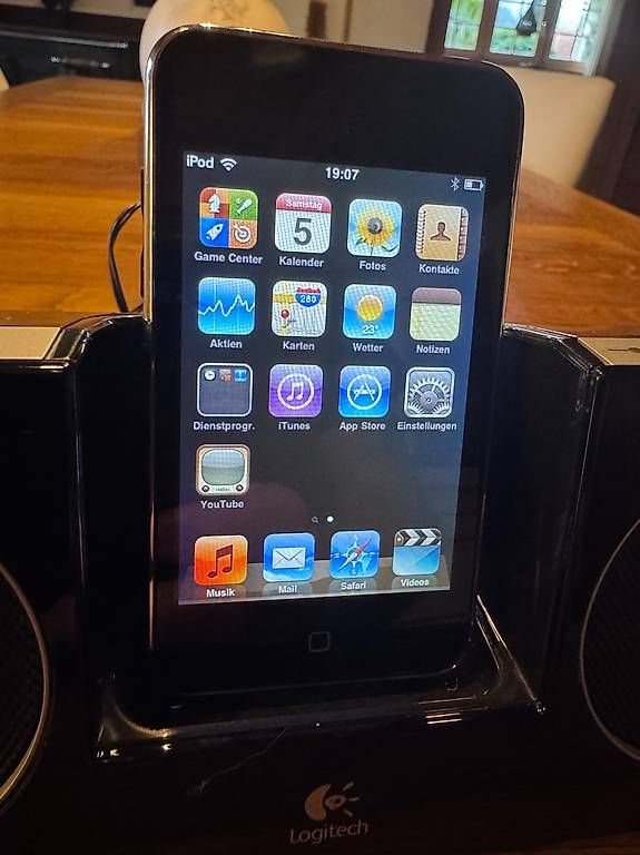Casse acustiche: iPod touch 3. Generation 8GB + Logitech Pure-Fi Anywhere 2 – Usato da Tscherlach venduto da Guelli 1