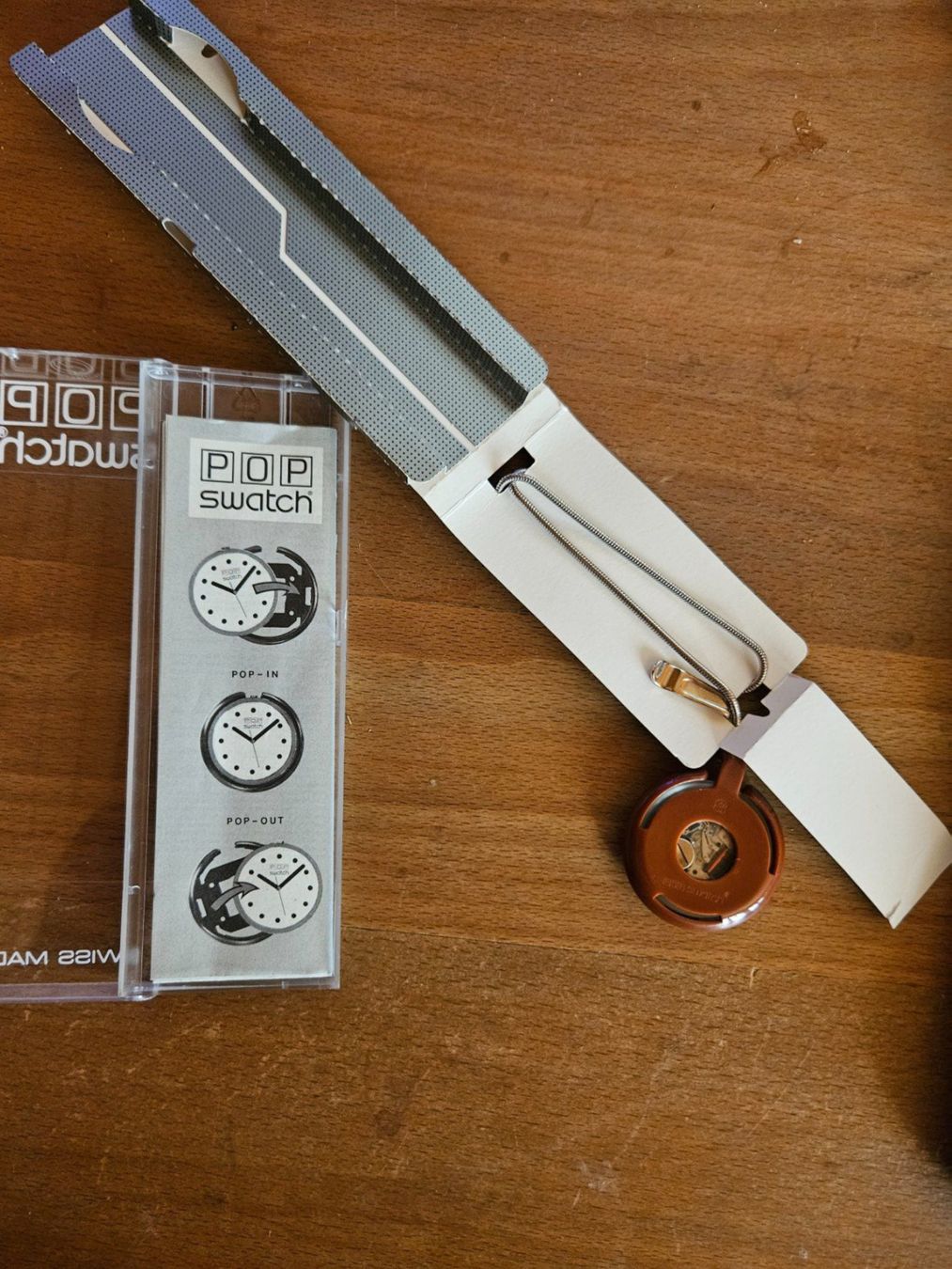 Swatch Orologi: Montre Swatch POP neuve avec chainette – Nuovo e nell'imballaggio originale da St-Barthélemy VD venduto da trak98p 4
