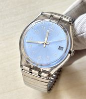 Swatch Armbanduhr hellblaues Zifferblatt Metallband