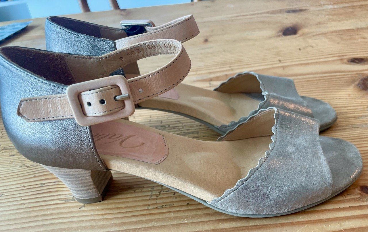 Damenschuhe: Wunderschöne gold-sandfarbene Metallicstyle Vabene Sandale – Neu (gemäss Beschreibung) aus Zuoz von Supi37 1