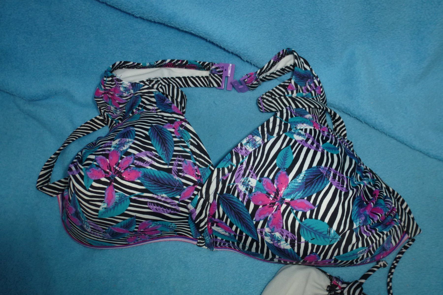 Costumi da bagno & Bikini: TRIUMPF BIKINI GEPOLSTERTES OBERTEIL  NEU CUP 95D/E GR 44 – Nuovo (secondo la descrizione) da Kreuzlingen venduto da ang_7k8d 7