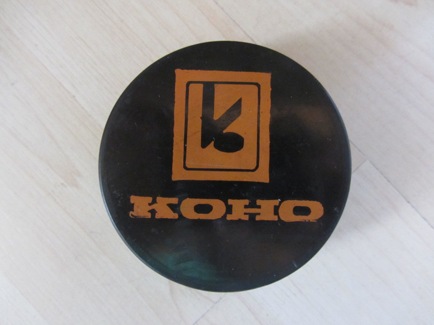 Palloni: Vintage Eishockey Puck Koho – Usato da Grüningen venduto da saya14