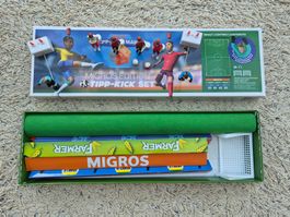 Tipp-Kick-Set (Migros), mit 4 Spielern, 2 Torhütern, 3 Bälle