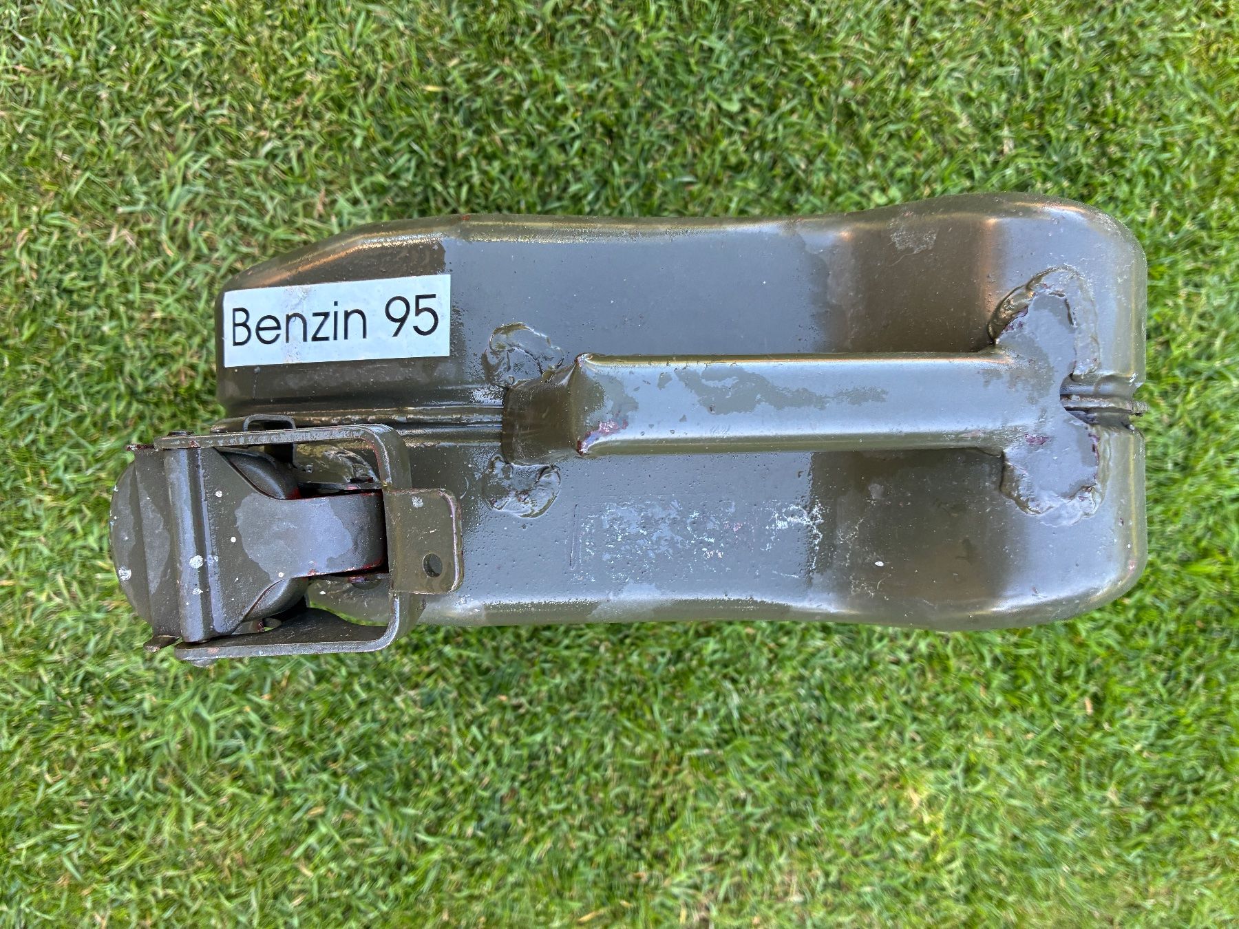Schweizer Armee Taniche per benzina: Benzin oder Dieselkanister 10Liter – Usato da Hittnau venduto da Luki78 1