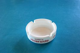 Porzellan-Aschenbecher mit rotem "riverside"-Werbeaufdruck