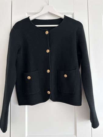 Elegante Strickjacke mit goldenen Knöpfen - Grösse M