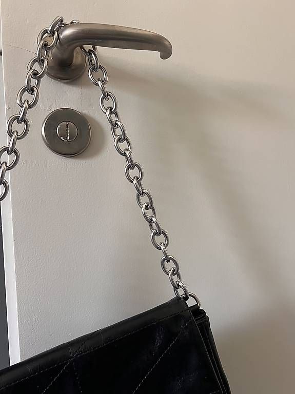 Taschen für Damen: Borsa nera con dettagli argento – Gebraucht aus Tenero von loa_7m8d 1